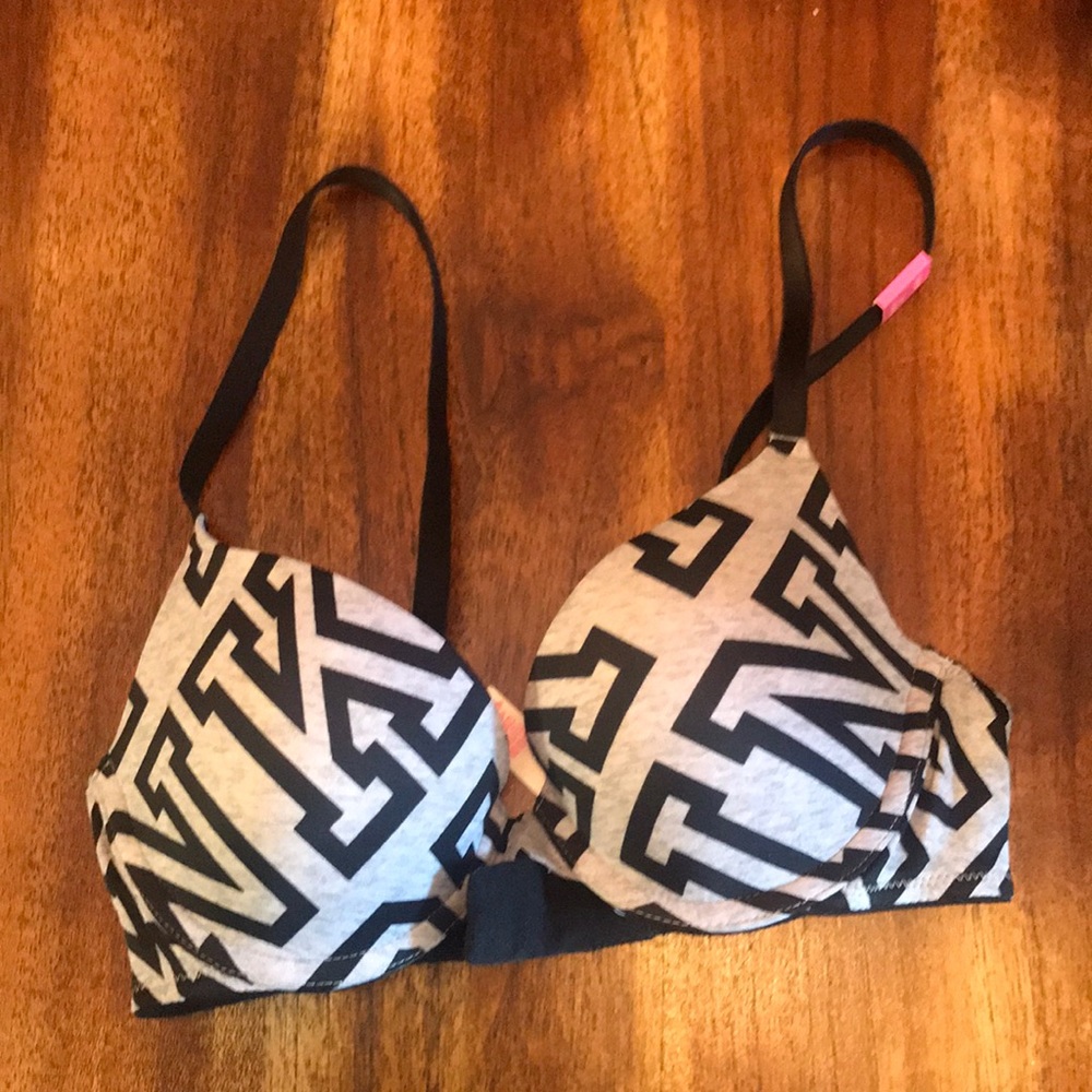 NWT-VS PINK LOGO BRA